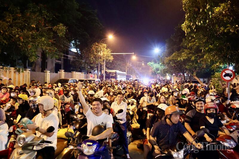 Đông người dân có mặt từ sớm, phủ kín khu vực Công viên Văn Lang. Ảnh: Phương Hà