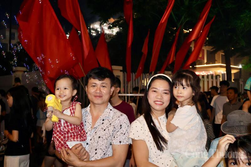 Gia đình chị Trần Ngọc Hoa. Ảnh: Phương Hà