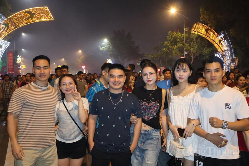 Anh Hoàng Sơn Tùng (đứng thứ ba từ bên trái qua) và nhóm bạn đến từ Tuyên Quang. Ảnh: Phương Hà