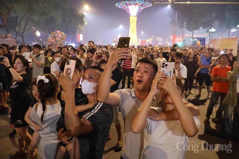 Người dân trầm trồ trước màn pháo hoa rực rỡ. Ảnh: Phương Hà