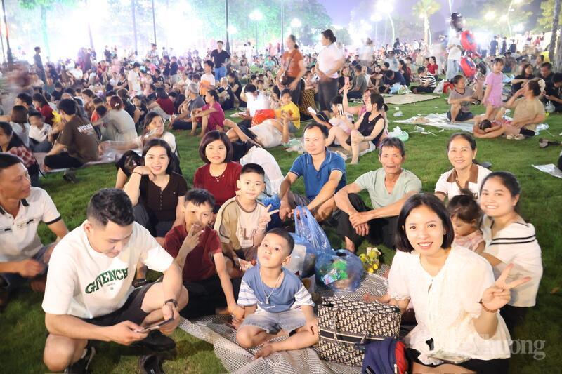 Các thành viên gia đình chị Lê Mị quây quần bên nhau. Ảnh: Phương Hà