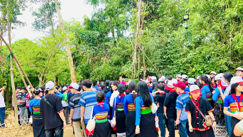 Du khách muôn phương xúc động lắng nghe những câu chuyện về gia đình của Bác và cuộc đời hoạt động cách mạng của Người.