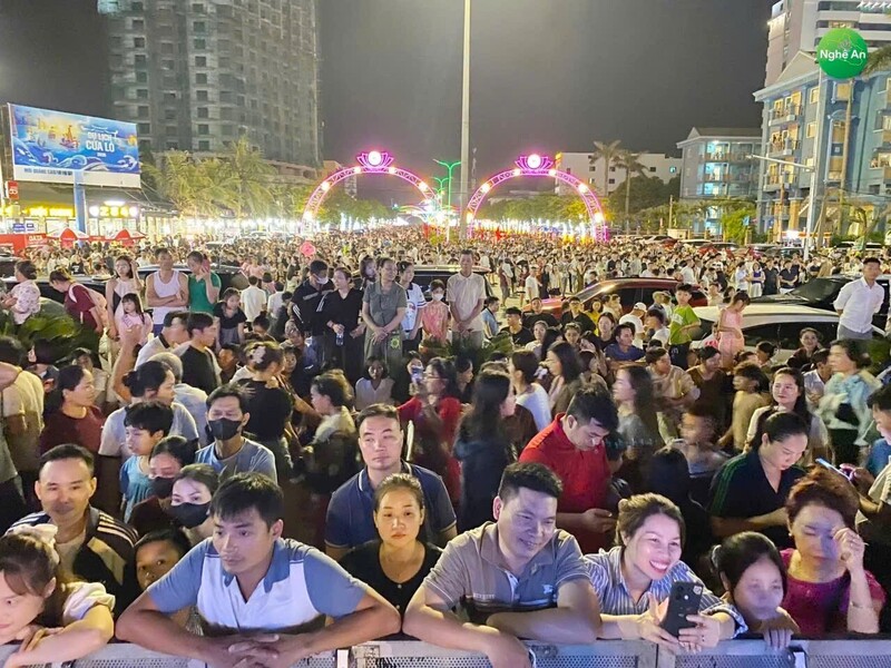 Dòng người nối nhau về với Cửa Lò. Ảnh: Mai Liễu