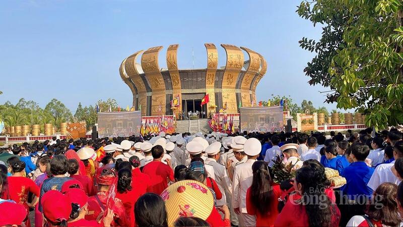 Ngay từ sáng sớm, đông đảo người dân, du khách đã tề tựu về khuôn viên đền, dâng hương tưởng niệm các Vua Hùng – những bậc tiền nhân đã có công dựng nên Nhà nước đầu tiên của dân tộc Việt Nam.