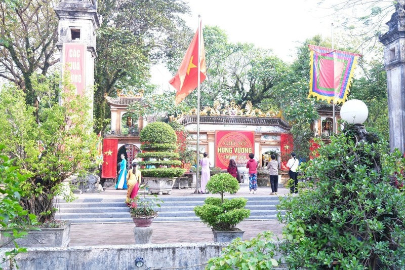 Ngay từ sáng sớm 26/4, trong không khí linh thiêng của ngày Giỗ Tổ, nhiều người dân và du khách thập phương đã có mặt tại đền Hồng Sơn (phường Trường Vinh) thành kính dâng hoa, dâng hương tưởng nhớ công ơn các Vua Hùng.