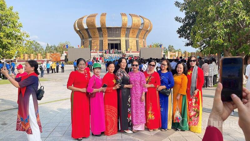 Cô Trần Thị Thu Thủy, du khách đến từ Vĩnh Long, chia sẻ: “Không khí ở đây rất trang nghiêm, ấm cúng. Đây không chỉ là chuyến đi tâm linh mà còn là dịp để gia đình, người thân cùng nhau hướng về cội nguồn”.