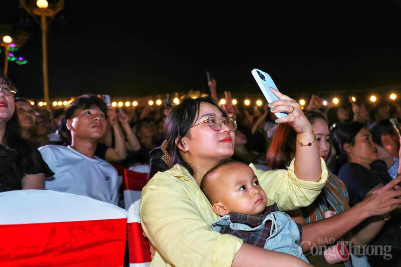 Hàng nghìn người dân theo dõi chương trình.