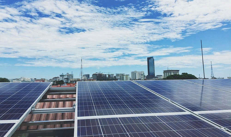 Hệ thống pin năng lượng mặt trời mái nhà của một khách sạn tại thành phố Huế. Ảnh: Nguyễn Tuấn