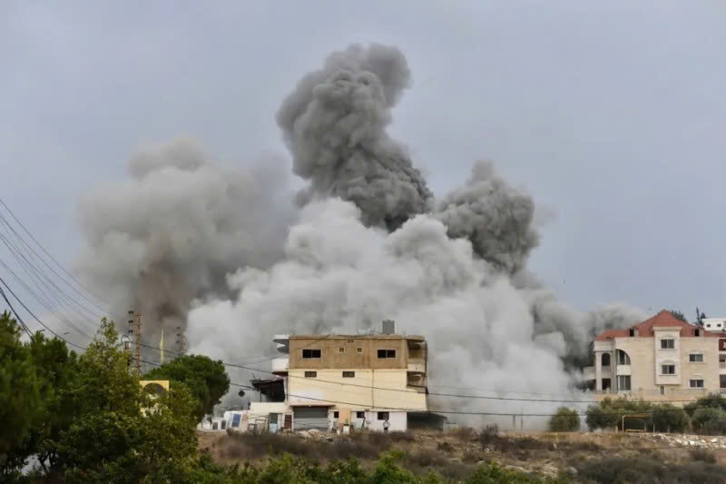 Khói bốc lên sau các cuộc tấn công của Israel vào thị trấn Tayr Dibba ở tỉnh Tyre, Lebanon. Ảnh: Anadolu