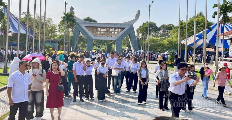 Chia sẻ tại buổi lễ, em Nguyễn Tuấn Anh, học sinh Trường THPT Bình Thủy (TP. Cần Thơ) cho biết, tham gia lễ dâng hương giúp em hiểu rõ hơn về truyền thống dân tộc, từ đó nâng cao ý thức học tập và trách nhiệm với quê hương, đất nước.