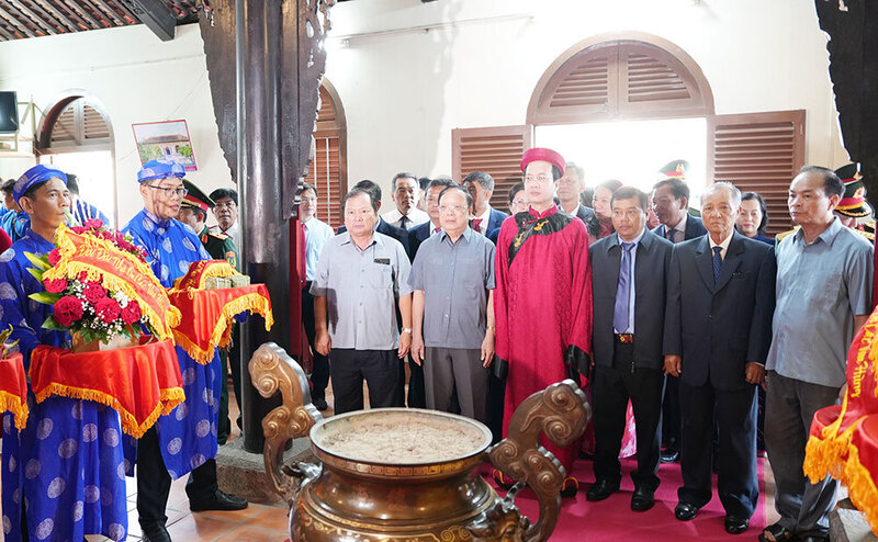 Trong không gian linh thiêng, các đại biểu đã thành kính dâng hoa, dâng hương lên Quốc Tổ Hùng Vương. Ảnh: Phương Thư