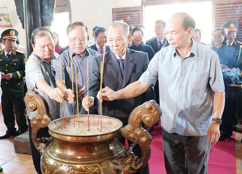 Các đại biểu thành kính dâng hương lên Quốc Tổ Hùng Vương. Ảnh: Phương Thư