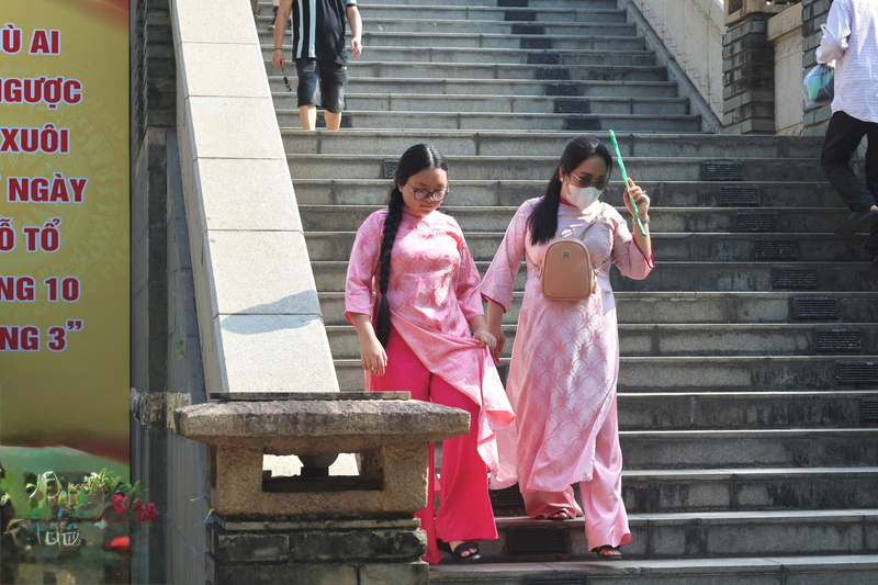 Dưới cái nóng 37 độ C, người dân trang bị thêm khẩu trang, kính râm và quạt tay để đảm bảo sức khỏe khi tham gia các hoạt động ngoài trời. Ảnh: Minh Anh