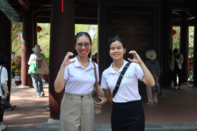 Giới trẻ hào hứng hưởng ứng ngày Quốc giỗ, cùng nhau lưu lại những khoảnh khắc kỷ niệm tại không gian văn hóa lịch sử. Ảnh: Minh Anh