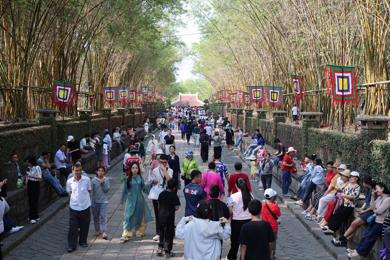 Sau nghi thức dâng hương, nhiều gia đình chọn nán lại khu vực đường tre để nghỉ ngơi, trò chuyện và tận hưởng không gian lễ hội nền nếp, văn minh. Ảnh: Minh Anh