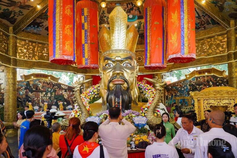 TP. Hồ Chí Minh: Dòng người đổ về khu vui chơi dịp lễ Giỗ Tổ Hùng Vương - 1