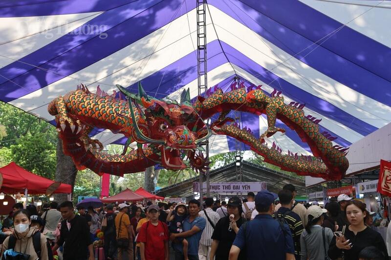 TP. Hồ Chí Minh: Dòng người đổ về khu vui chơi dịp lễ Giỗ Tổ Hùng Vương - 4