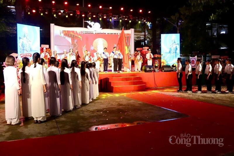 Trường THPT Chuyên Hùng Vương tổ chức dâng hương dịp Giỗ Tổ Hùng Vương.