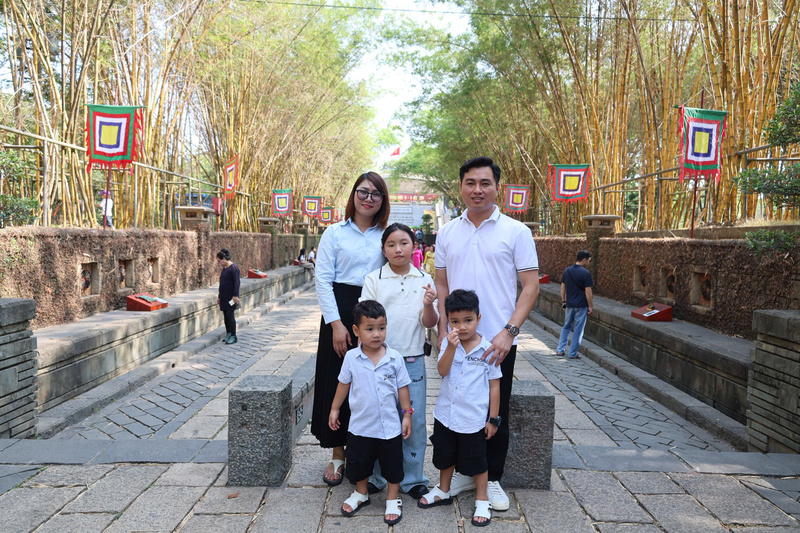 Gia đình chị Nguyễn Thị Hạnh có mặt từ sớm để dự lễ dâng hương vào ngày Giỗ tổ. Ảnh: Minh Anh