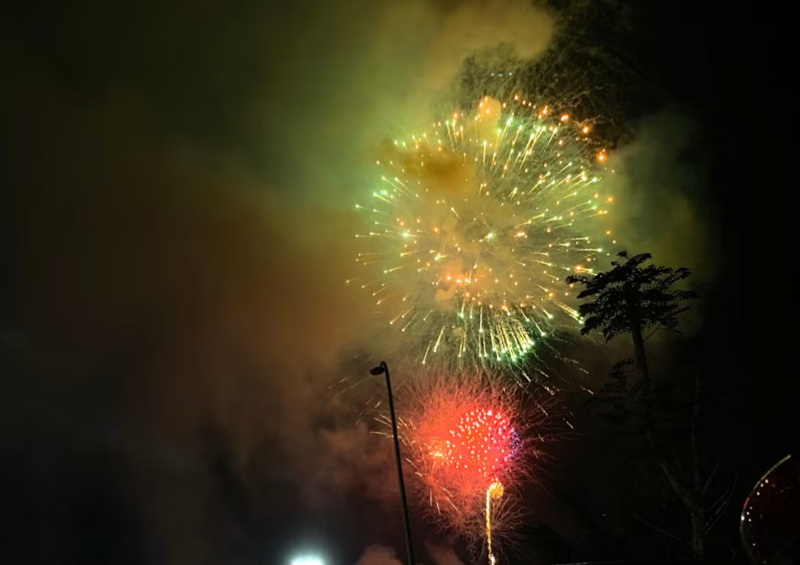 Mãn nhãn màn bắn pháo đẹp mắt kéo dài 15 phút