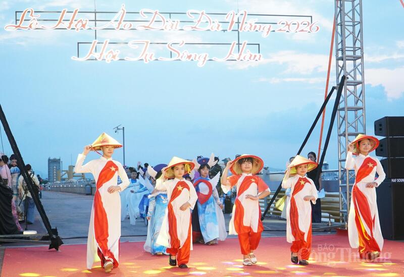 Chương trình nghệ thuật bế mạc trình diễn áo dài với chủ đề “Hội tụ sông Hàn” là bản giao hưởng của âm nhạc, thời trang và cảm xúc, nơi những tà áo dài tiếp tục kể câu chuyện về văn hóa, con người và một Việt Nam giàu bản sắc.