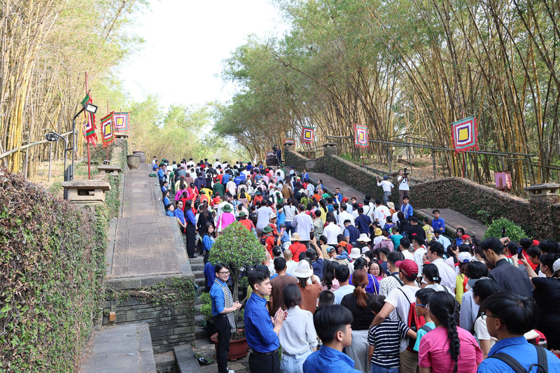 Hàng ngàn người dân và du khách cùng nhau tham dự lễ dâng hương tại Khu tưởng niệm các Vua Hùng (phường Long Bình, TP. Hồ Chí Minh). Ảnh: Minh Anh