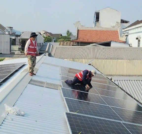 Hiện nay, tại thành phố Huế, nhiều hộ dân đã lắp đặt hệ thống điện mặt trời mái nhà. Ảnh: Nguyễn Tuấn