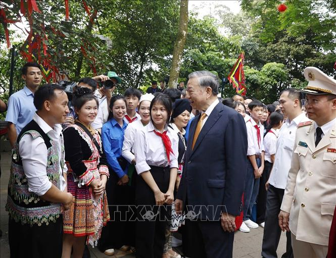 Tổng Bí thư, Chủ tịch nước Tô Lâm với các tầng lớp Nhân dân tại Khu di tích lịch sử Quốc gia đặc biệt Đền Hùng. Ảnh: Thống Nhất/TTXVN
