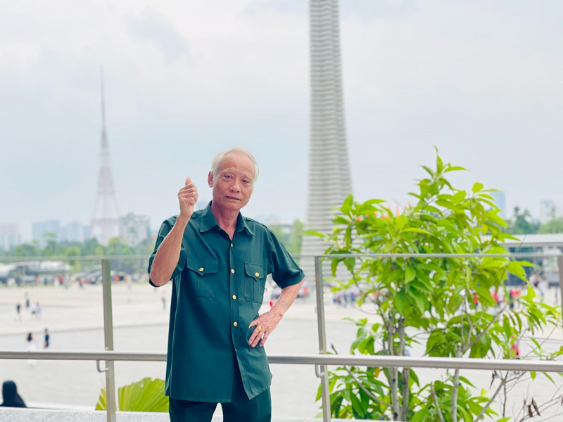 Là cựu chiến sĩ Binh đoàn 12, ông Trần Khắc Dư (70 tuổi, Hà Nội) chia sẻ: “Mỗi dịp lễ trọng đại của đất nước, tôi lại ghé thăm Bảo tàng Lịch sử Quân sự, bởi lẽ với những người lính như chúng tôi từng trải qua những năm tháng chiến tranh khốc liệt, khi được sống trong thời bình, nhìn lại những kỷ vật khiến tôi lúc nào cũng nghẹn ngào, xúc động khó tả”. Ảnh: Mai Linh