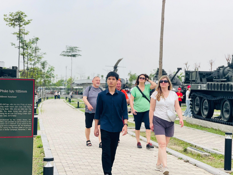 Các đoàn học sinh, người dân trong nước, du khách quốc tế lựa chọn đến bảo tàng để tham quan. Đứng giữa không gian lịch sử, chị Julia (29 tuổi, áo trắng) cho biết: “Được tận mắt chiêm ngưỡng hiện vật mang đậm dấu ấn của các cuộc kháng chiến, tôi không khỏi xúc động trước tinh thần chiến đấu kiên cường và khát vọng hòa bình của dân tộc Việt Nam. Đây là lần thứ 3 tôi tới đất nước các bạn nhưng là lần đầu đến với bảo tàng và nơi đây để lại quá nhiều cảm xúc đặc biệt. Chắc chắn chúng tôi sẽ quay lại nhiều hơn nữa”. Ảnh: Mai Linh
