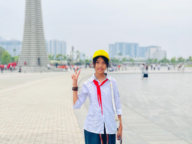 Em Ngô Mỹ Anh, học sinh lớp 8 đi tham quan cùng với lớp học phấn khởi chia sẻ: “Cháu chỉ được xem vũ khí, xe chiến đấu trên truyền hình và nghe ông bà, bố mẹ kể, nhưng hôm nay nhà trường tổ chức cho chúng cháu đến tham quan tận nơi nên cháu rất vui vì được biết thêm rất nhiều về lịch sử của Việt Nam”. Ảnh: Mai Linh