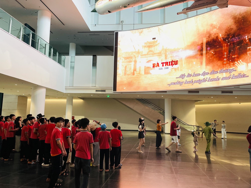 Là thế hệ đang lớn lên cùng lịch sử dân tộc, những dịp lễ quan trọng cũng là thời điểm để các bạn học sinh tìm hiểu về từng câu chuyện hào hùng trong quá khứ của thế hệ cha ông đi trước. Ảnh: Mai Linh