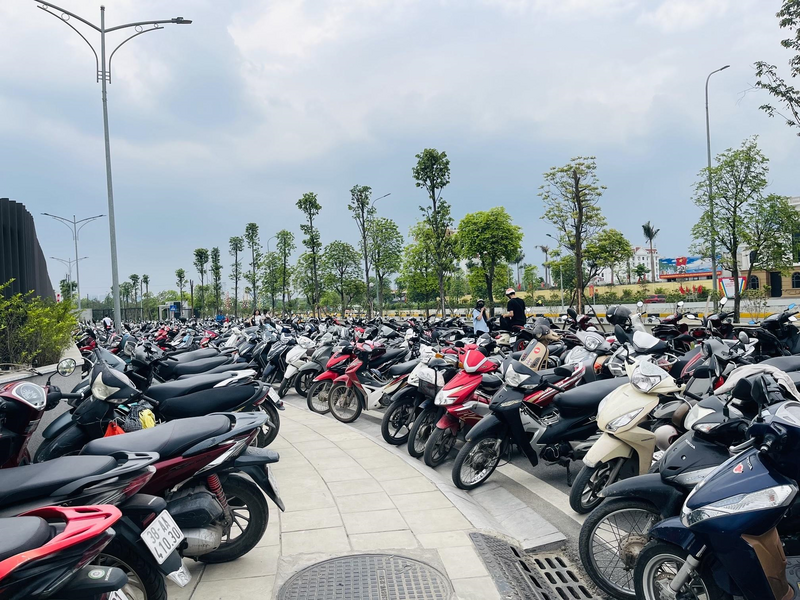 Bãi để xe bảo tàng chật cứng khiến nhiều người phải mất từ 5-10 phút mới lấy được xe, thậm chí phải chờ đợi người đến trước ra về mới còn chỗ trống để xe. Dự kiến, dịp lễ 30/4 - 1/5, số lượng du khách “đổ bộ” về đây sẽ còn tăng lên đáng kể. Ảnh: Mai Linh