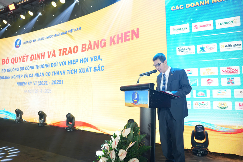 Ông Nguyễn Duy Tiến - đại diện Vụ Tổ chức cán bộ (Bộ Công Thương) công bố Quyết định khen thưởng của Bộ Công Thương. Ảnh: NH