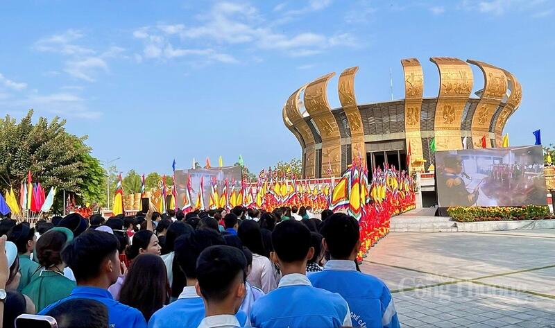 Giỗ Tổ Hùng Vương từ lâu đã trở thành ngày hội lớn của dân tộc, là dịp để ôn lại truyền thống dựng nước và giữ nước vẻ vang. Trải qua hàng nghìn năm lịch sử, tín ngưỡng thờ cúng Hùng Vương vẫn được gìn giữ và phát huy, trở thành sợi dây kết nối các thế hệ người Việt.