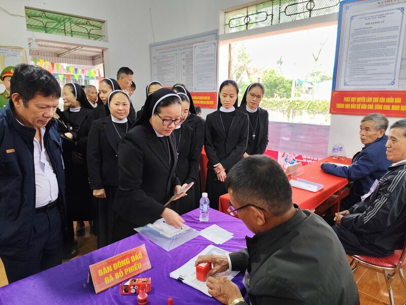 Bà con Công giáo tại Hà Tĩnh tham gia bầu cử đại biểu Quốc hội và đại biểu HĐND các cấp nhiệm kỳ 2026 - 2031.