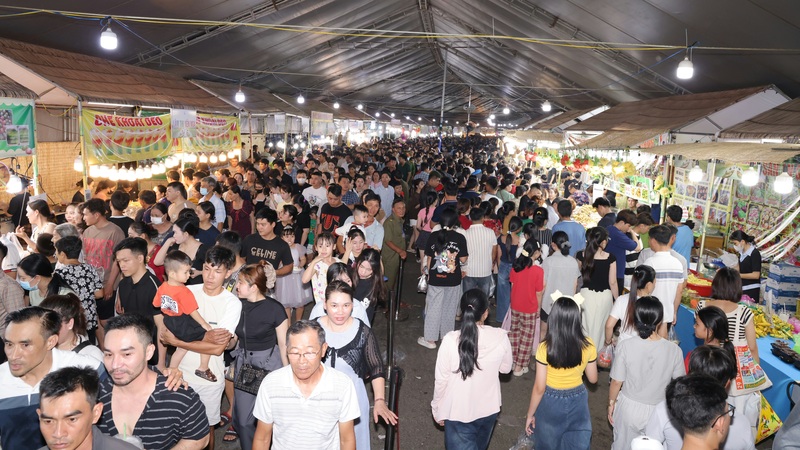 Buổi lễ thu hút đông đảo người dân và du khách tham quan. Ảnh: Phạm Trung.