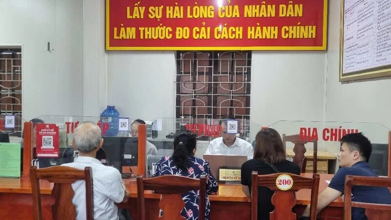 Cán bộ, công chức xã Đông Lộc thực hiện "Ngày thứ Bảy vì dân". Ảnh: Nguyễn Hiếu