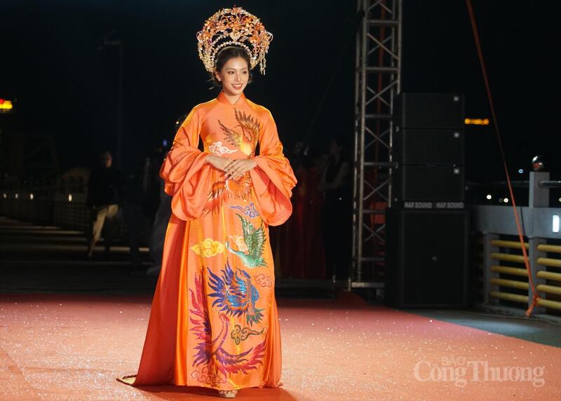 Hoa hậu Việt Nam năm 2018 Trần Tiểu Vy trình diễn trong bộ sưu tập Hương sắc Hàn Giang của nhà thiết kế Nguyễn Lan Vy.