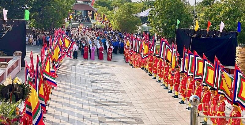 Dòng người nối dài, tay cầm hương hoa, lễ vật, lần lượt tiến vào khu chính điện trong không khí linh thiêng.