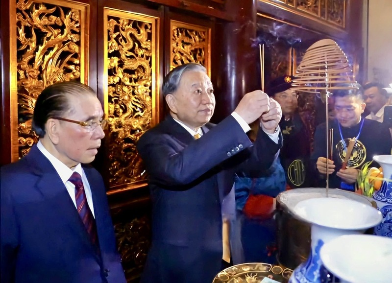 Tổng Bí thư, Chủ tịch nước Tô Lâm cùng đoàn đại biểu đã thành kính dâng hương, hoa, lễ vật, bày tỏ lòng biết ơn sâu sắc tới các Vua Hùng. Ảnh: CTV