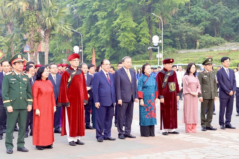 Tổng Bí thư, Chủ tịch nước Tô Lâm đã dẫn đầu đoàn lãnh đạo Đảng, Nhà nước thành kính dâng hương tưởng niệm các Vua Hùng. Ảnh: CTV
