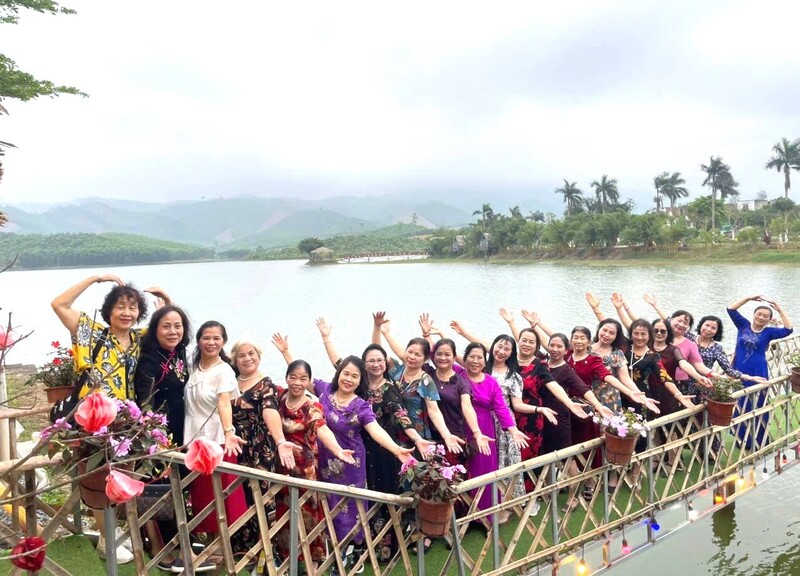 Người dân đến với Khu du lịch sinh thái Hòn Mát (xã Nghĩa Lộc).