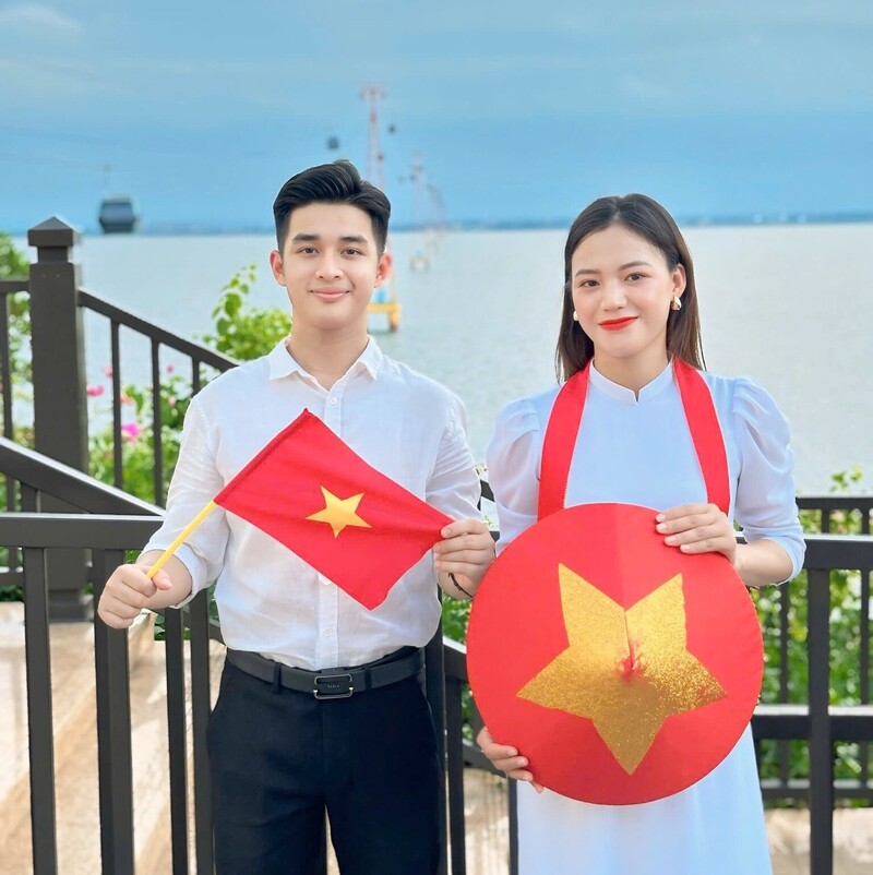 Các bạn trẻ vui chơi, chụp hình tại VinWonders Cửa Hội. Khu vui chơi này trang trí rực rỡ cờ đỏ sao vàng, hướng tới đại lễ kỷ niệm  51 năm Ngày Giải phóng miền Nam, thống nhất đất nước (30/4/1975 - 30/4/2026) và Ngày Quốc tế Lao động (1/5)