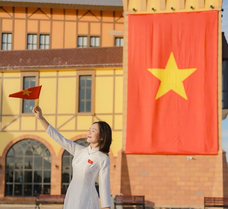 Cùng với các hoạt động về nguồn, trong dịp nghỉ lễ Giổ Tổ Hùng Vương, đông đảo người dân đã đến tham quan, nghỉ dưỡng, vui chơi tại các điểm du lịch trên địa bàn tỉnh, tạo không khí vui tươi, nhộn nhịp cho mùa du lịch.