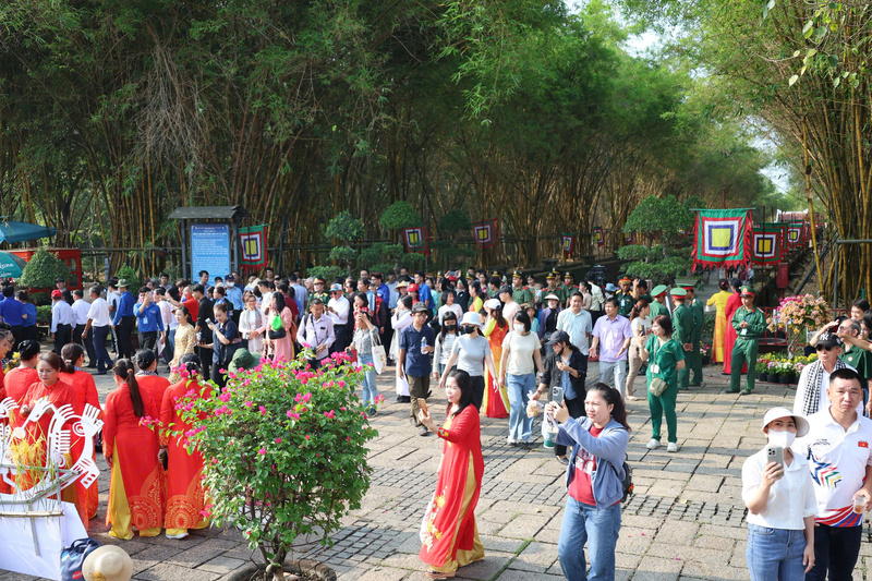 Người dân thành phố rạng rỡ trong trang phục truyền thống, lưu lại những khoảnh khắc ý nghĩa. Ảnh: Minh Anh