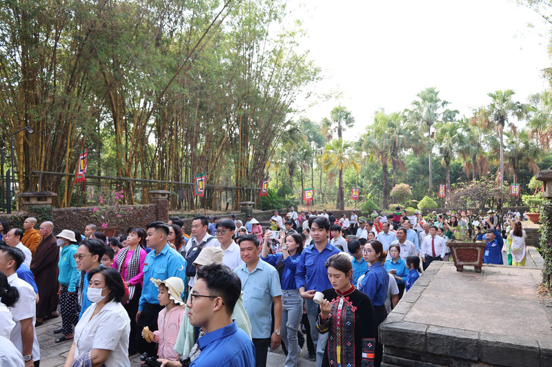 Không khí trang nghiêm và trật tự của người dân khi tiến vào khu vực chính điện để thực hiện nghi thức tưởng niệm. Ảnh: Minh Anh