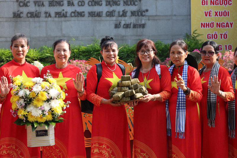 Bánh chưng, bánh dày và hoa tươi là những phẩm vật giản dị nhưng chứa đựng tấm lòng thành kính đối với công lao dựng nước của tổ tiên. Ảnh: Minh Anh