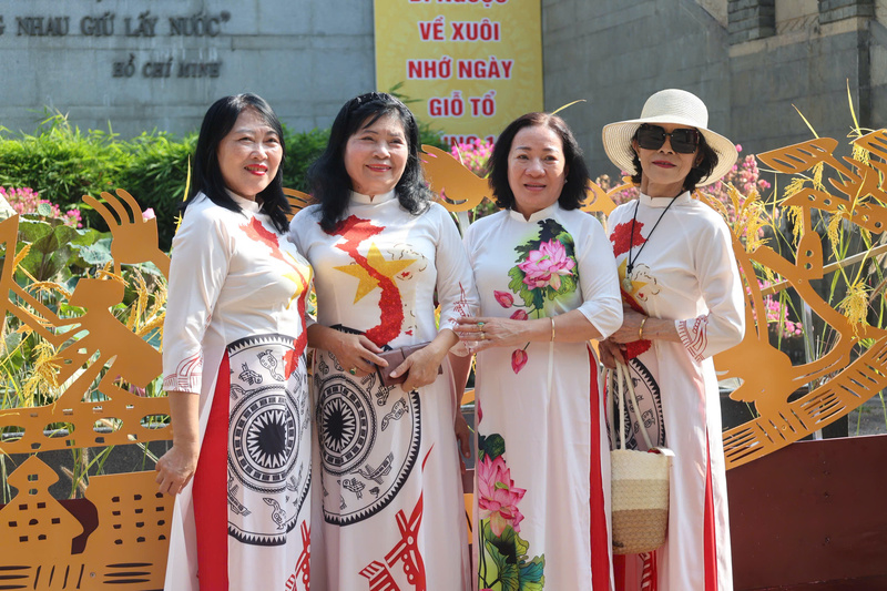 Người dân rạng rỡ diện áo dài họa tiết dân tộc, góp phần lan tỏa không khí lễ hội. Ảnh: Minh Anh