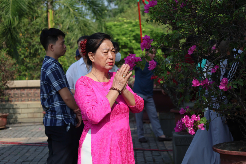 Không chỉ là nghi lễ, việc dâng hương còn là dịp để mỗi người tìm về sự bình yên trong tâm hồn và lòng biết ơn sâu sắc đối với tổ tiên. Ảnh: Minh Anh